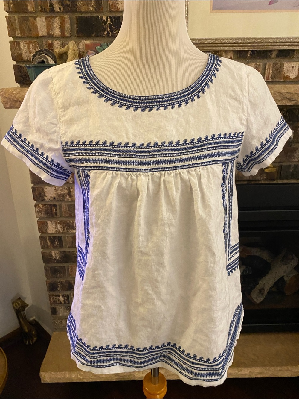 MADEWELL 100% linen embroidered top. Crisp white w beautiful blue stitching!